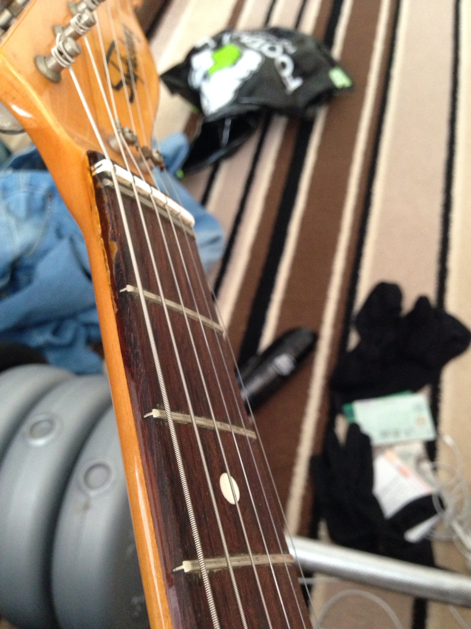 Dead shop string guitar