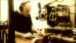 Gilmour playing lapstyl slide guitar