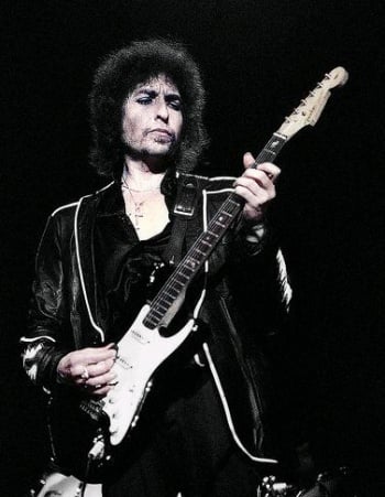 Bob life on stage with a Stratocaster during his "rock" periode